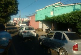 Veículos se envolvem em engavetamento e trânsito congestiona na Avenida Ceci Cunha, em Arapiraca