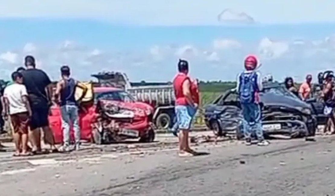 Cinco pessoas são socorridas após colisão envolvendo dois carros em Maceió