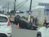 Motorista fica ferida após capotamento de carro no Benedito Bentes, em Maceió