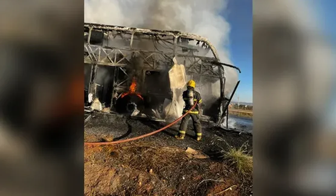 Ônibus com 65 passageiros pega fogo e interdita rodovia