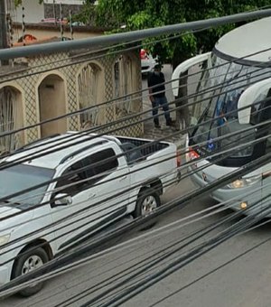 Carro estacionado perto de esquina provoca engarrafamento no Centro de Arapiraca