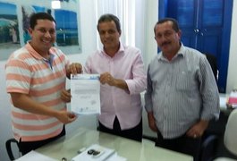 Prefeito Fabinho Aurélio entrega documento final para construção da pista de Canafístula do Cipriano