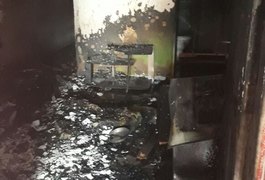 Moradores ficam feridos após incêndio em residência no bairro Bonsucesso, em Arapiraca