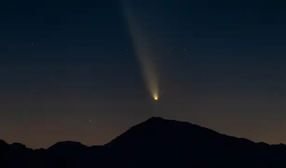 'Cometa do século' atinge aproximação máxima e estará visível do Brasil