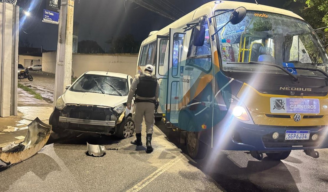 Acidente entre carro e micro-ônibus interdita trecho da Avenida Ceci Cunha, em Arapiraca