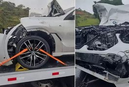 Jogador de futebol se envolve em acidente ao bater com carro em cavalo em rodovia