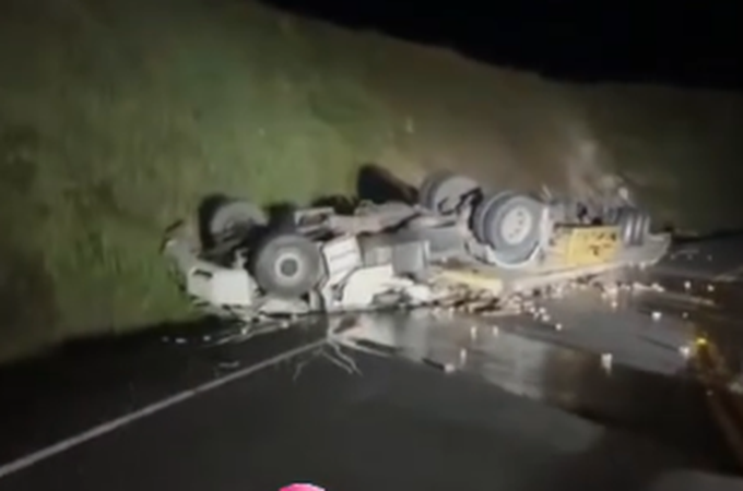 Tombamento de caminhão resulta em morte de motorista no interior alagoano