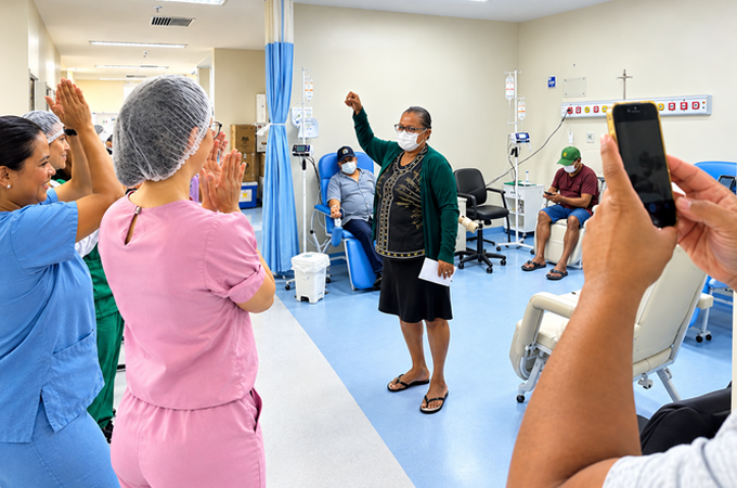 Após tratamento no Hospital Metropolitano, alagoana é curada do mesmo câncer que vitimou o cantor Netinho