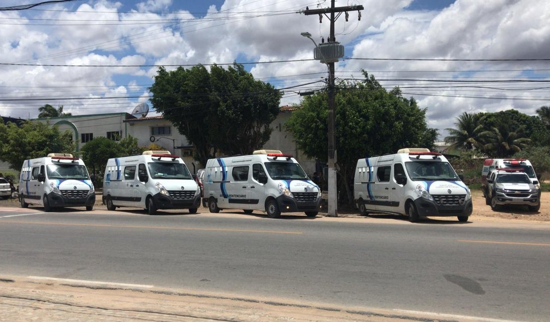 Vídeo. Policiais penais transferem 72 presos da Casa de Custódia de Arapiraca