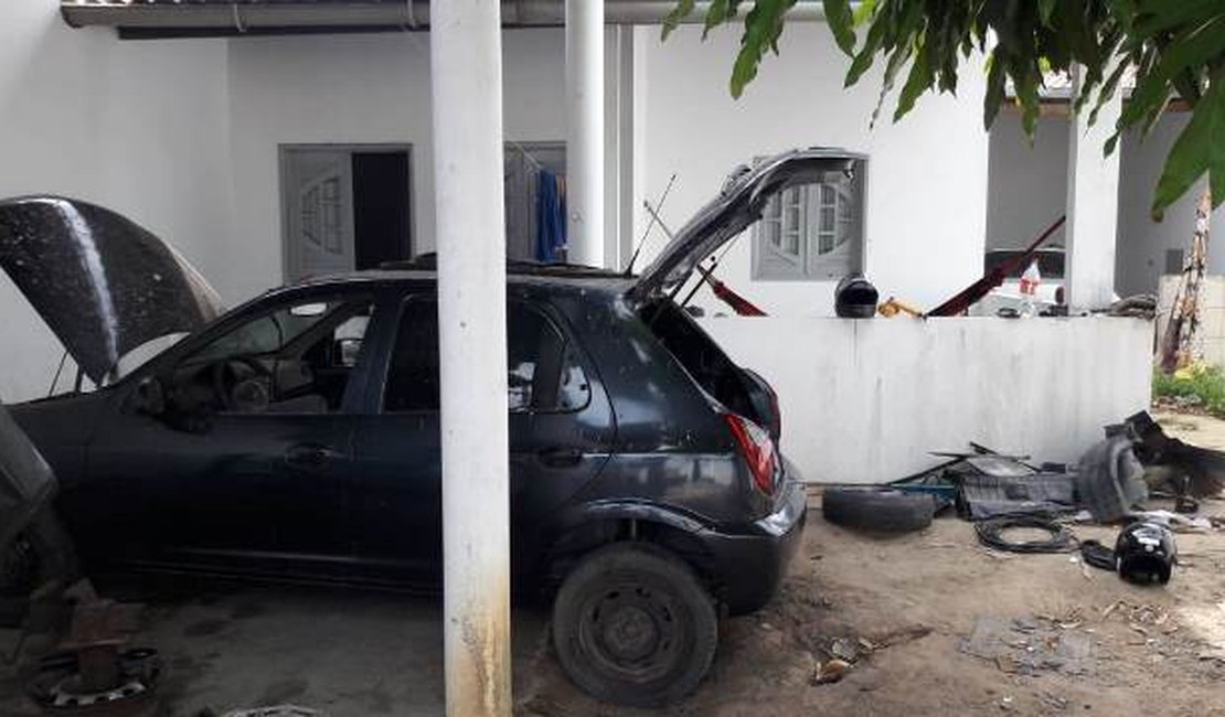 Polícia estoura laboratório de clonagem de veículos e prende chefe de quadrilha em Arapiraca