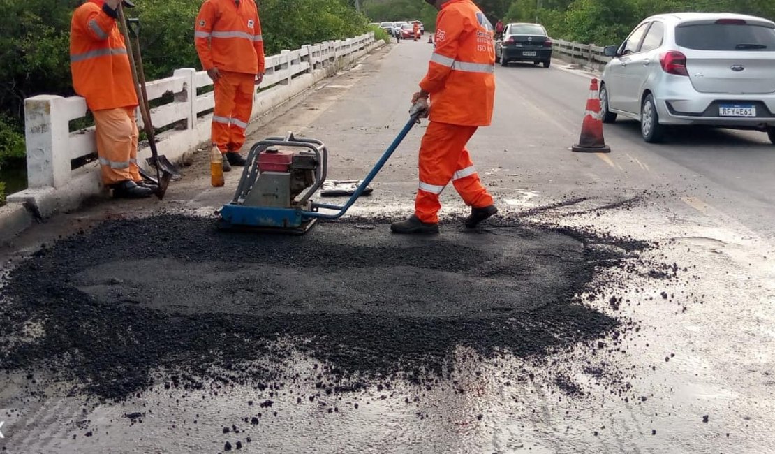 DER conclui reparo em buraco aberto nesta segunda na rodovia AL 101 Norte