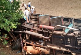 Caminhão carregado com farinha de trigo capota na Rodovia AL-110