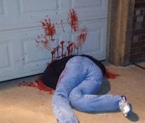 Homem decora casa para o Halloween com falso cadáver e vizinhos ficam assustados