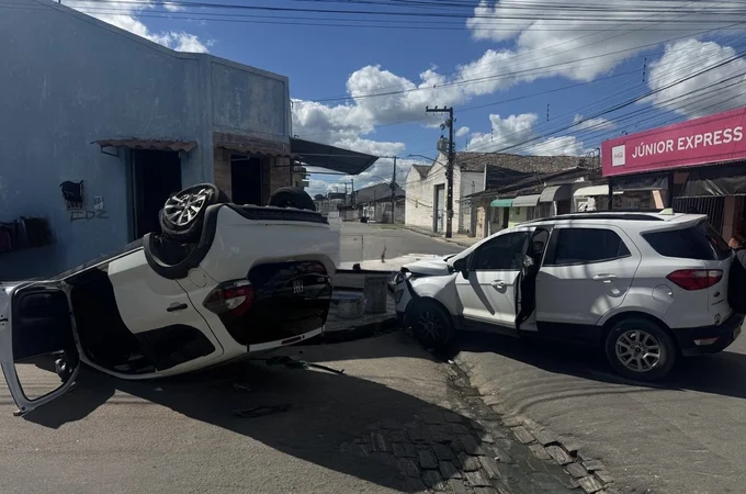 Motorista perde controle, provoca colisões e capota veículo no bairro Brasília, em Arapiraca