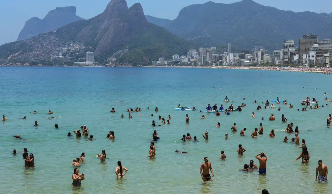 Corpo de piloto do avião que caiu em Copacabana é resgatado