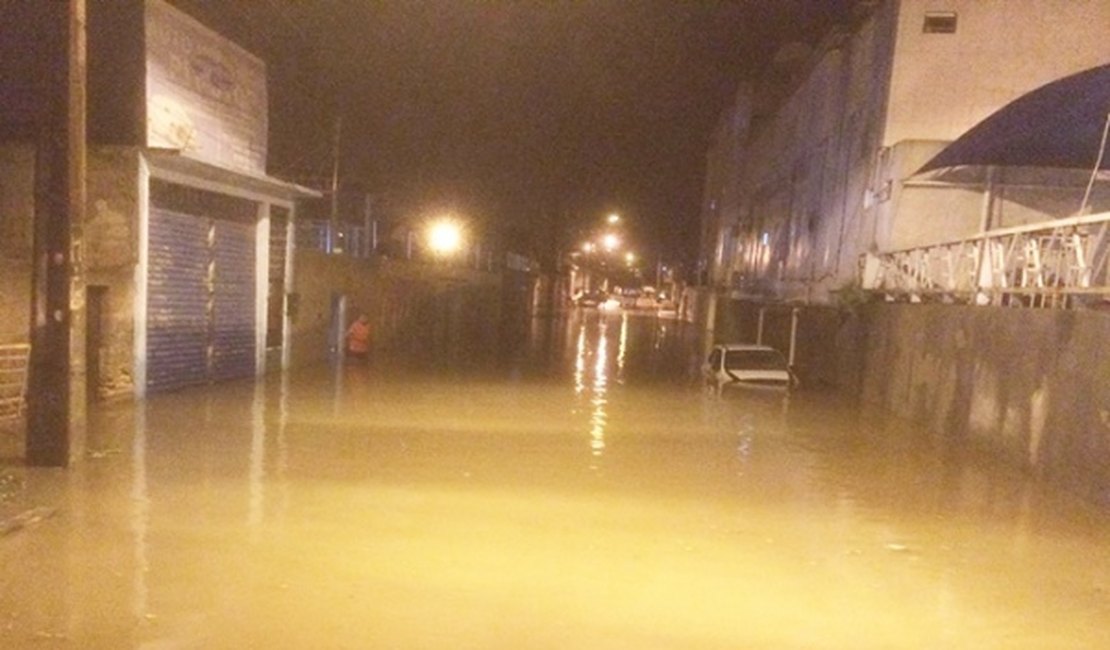 Chuva forte alaga ruas, engole carros e transborda riachos em Delmiro Gouveia