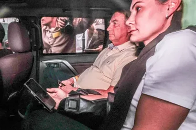 Bolsonaro está com câncer de pele e passará por acompanhamento clínico