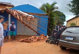 Parte de telhado na entrada de salão de residência é derrubado por carro na zona rural de Arapiraca