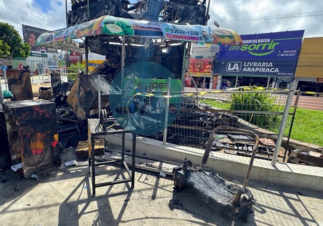 Banca de revistas localizada na Praça Manoel André fica destruída após incêndio