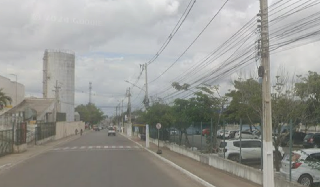 Homem que costuma importunar pessoas em frente ao shopping faz ameaça de morte contra segurança, em Arapiraca