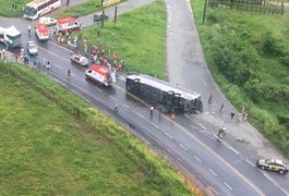 Nove pessoas ficam feridas em capotamento de ônibus na BR 101, em São Miguel