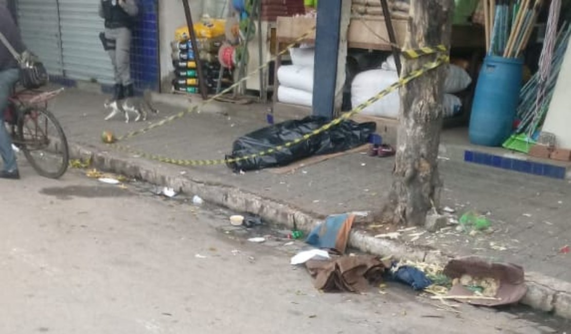 Homem é encontrado morto na porta de uma loja, no Mercado Público de Arapiraca