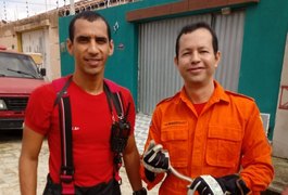 Bombeiros capturam serpente em geladeira de residência em Arapiraca