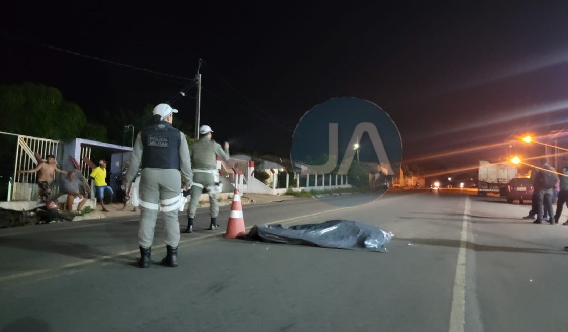 Colisão entre moto e caçamba deixa um morto e outro ferido na AL-110, em Arapiraca