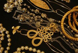 Ladrões furtam cerca de R$ 40 mil em joias de vendedora em Arapiraca