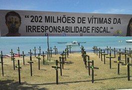 Combate à corrupção: manifestantes fixam dezenas de cruzes na Praia de Ponta Verde