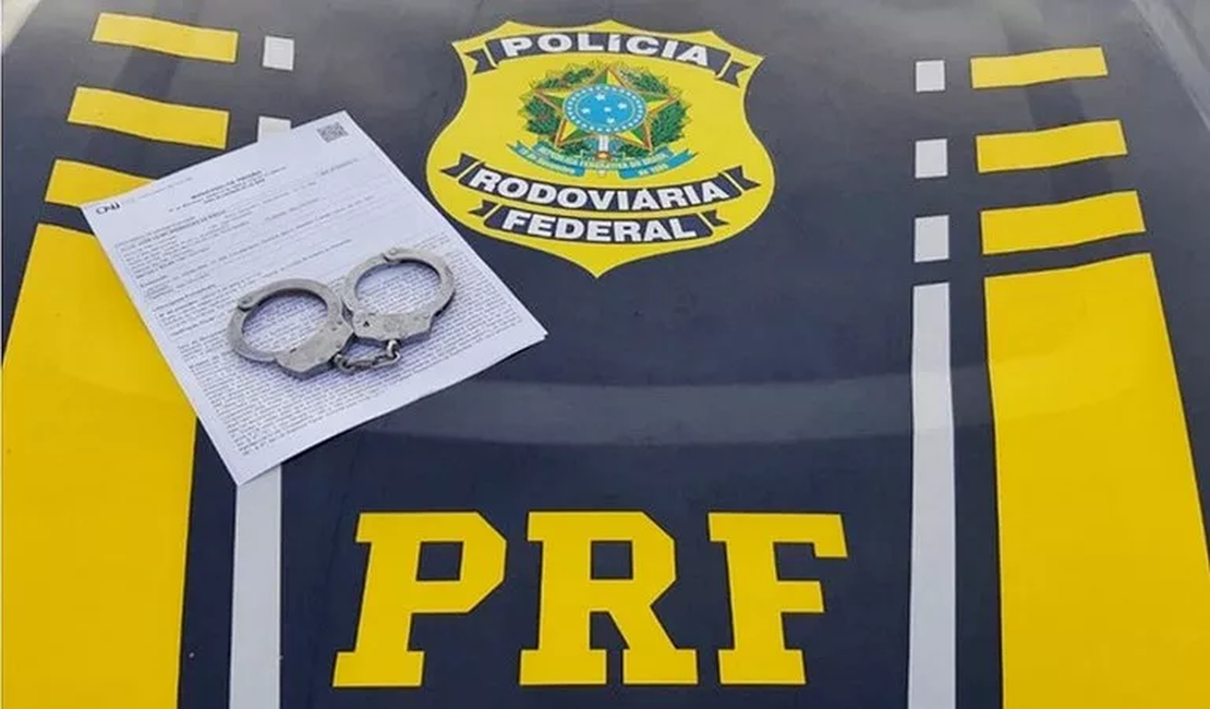 Ação da PRF prende homem com mandado de prisão em aberto por roubo, em rodovia alagoana