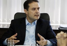 Renan Filho veta projeto de lei que exige número de placa de motocicletas em capacetes
