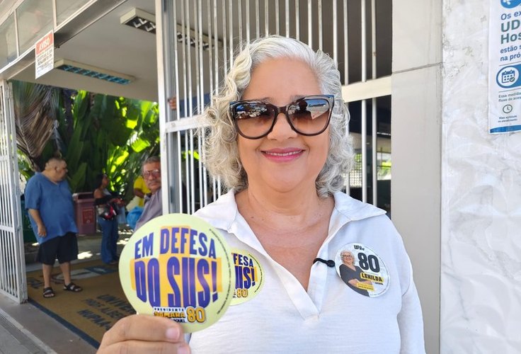Lenilda Luna defende SUS 100% público e gratuito durante panfletagem no Hospital Universitário