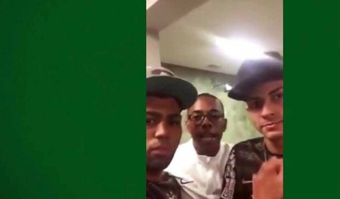 Em vídeo, Robinho improvisa funk e canta: 'Vamos detonar o Palmeiras'