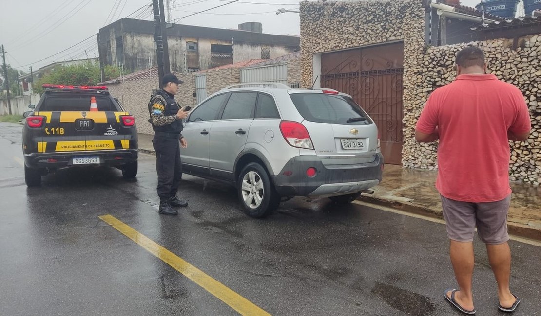 Após perseguição, veículo com mais de R$ 14 mil de débito é apreendido em Maceió
