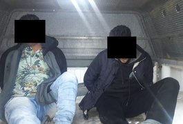 Suspeitos de praticar assaltos cobrem placa de moto com fita adesiva