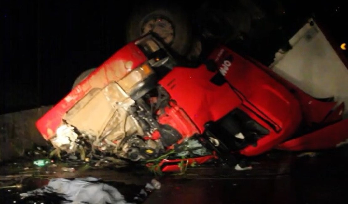 Condutor morre após caminhão com refrigerante tombar no litoral alagoano