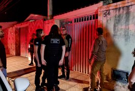 Polícia Civil resgata criança e adolescentes que estavam se alimentando apenas de bolachas em Maceió; pai foi preso em flagrante