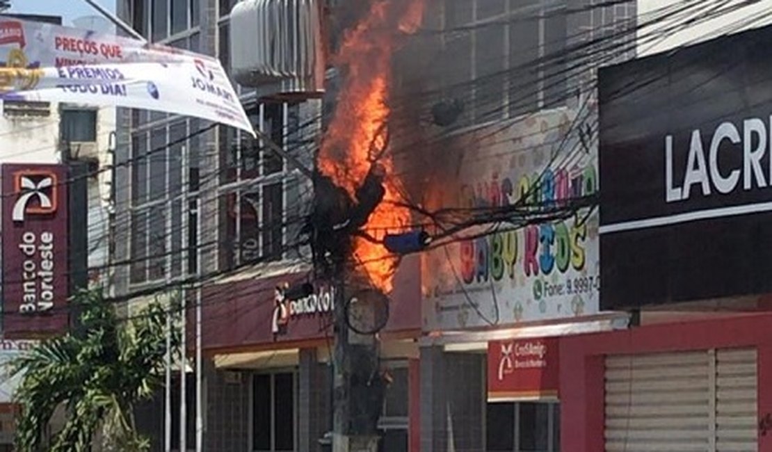 VÍDEO. Poste pega fogo no Centro da cidade de Arapiraca, nesta terça (22)