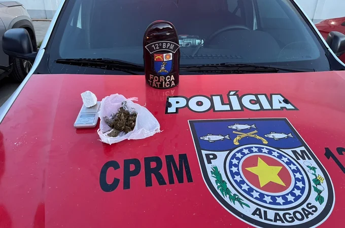 Mulher é presa pela Força Tática do 12° Batalhão por tráfico de drogas em Maceió