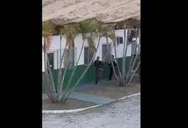 VÍDEOS: Assaltantes roubam arma e celular de vigilante de distribuidora de água