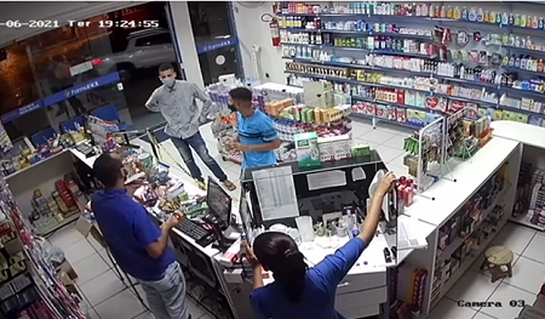 VÍDEO. Dupla armada se passa por cliente e assalta farmácia no bairro Planalto
