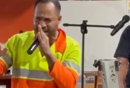 Trabalhador da limpeza urbana impressiona ao cantar hit de Pablo em bar de Maceió; assista