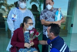 Após mais de 40 dias internada, técnica de Enfermagem é recepcionada durante alta