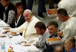 Cardápio de almoço do Papa com moradores de rua teve lasanha, frutas e sobremesa