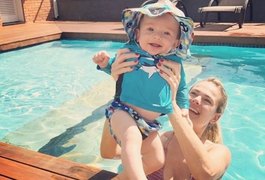 Thaís Pacholek curte piscina com o filho, Luís Miguel