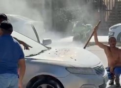 Veículo pega fogo na praia de Pajuçara, em Maceió