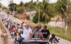 Feira Grande registra grande mobilização popular em adesivaço liderado pelo prefeito Dário Roberto