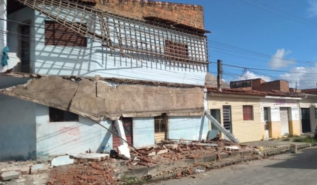 Vídeo. Laje de residência desaba e deixa três moradores presos em Maceió