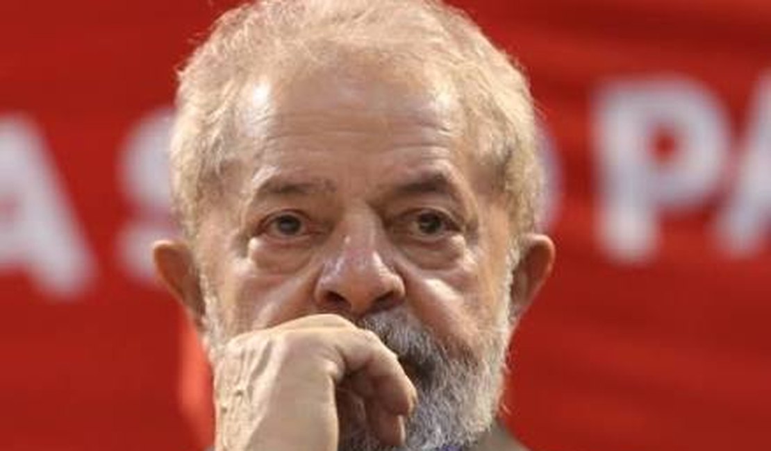 Lula chega a Curitiba para cumprir pena